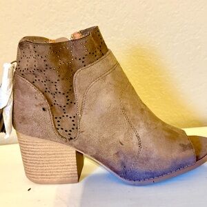 Qupid Women’s 9 Brown Suede Ankle Boots